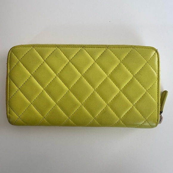 Chanel Pre-loved Diamond-Quilted Wallet in yellow lambskin leather - Picture 3 of 13
